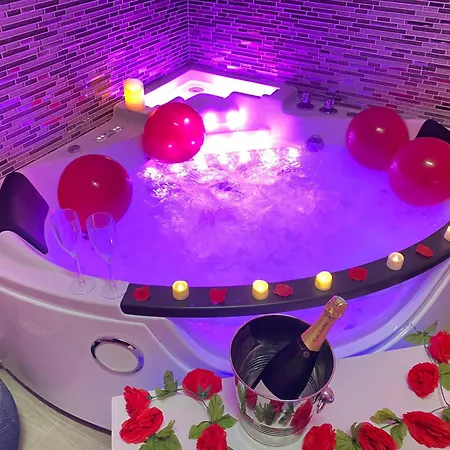 L'escale Balneo'romantique - Loveroom - Jacuzzi & Petit Dejeuner